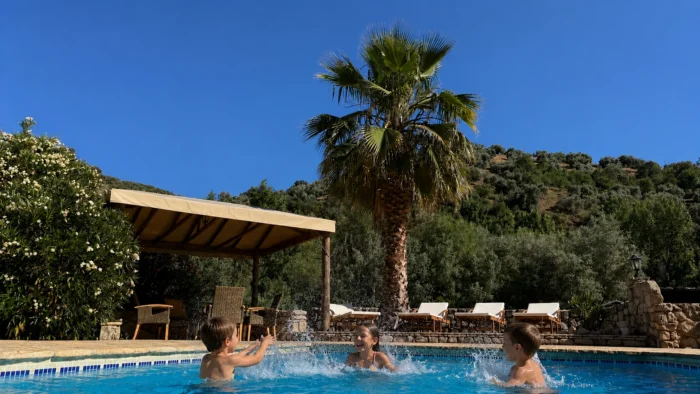 Traditioneel Andalusisch cortijo met zonnige terrassen, tuinen en een privézwembad