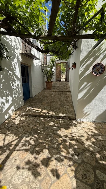 Vooraanzicht van een traditioneel Andalusisch cortijo met een ruime binnenplaats