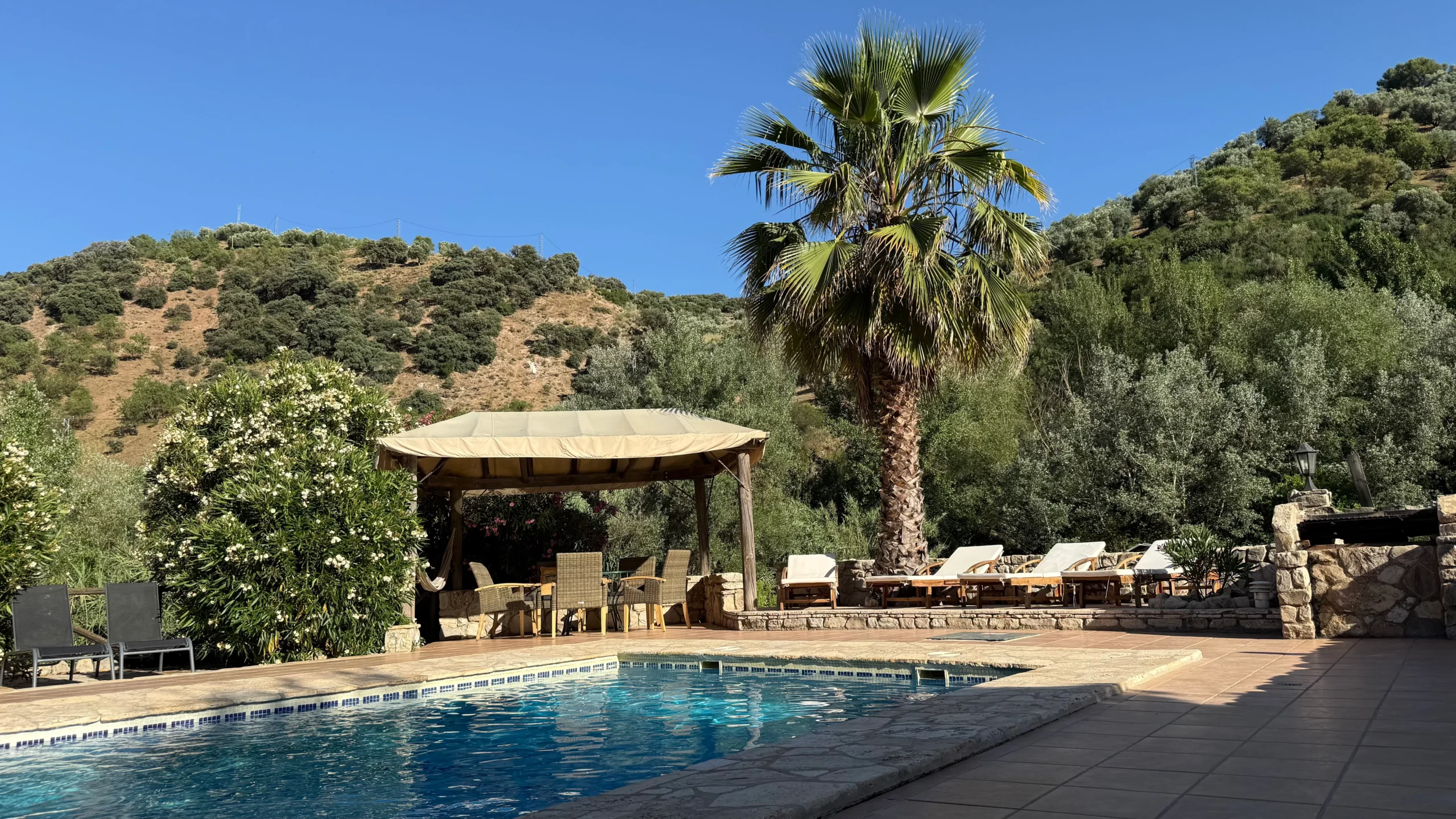 Vooraanzicht van een ruim villaterras met uitzicht over het Andalusische platteland